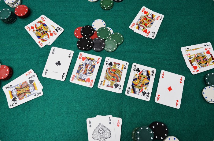 Hướng dẫn cách chơi poker cwin